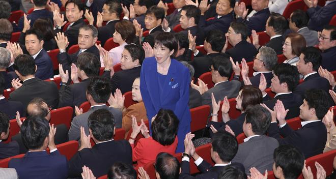 多米网址 -欧联国际比赛日走向成谜；尼斯完成体检；质疑声仍在；数据趋势出现新变化 