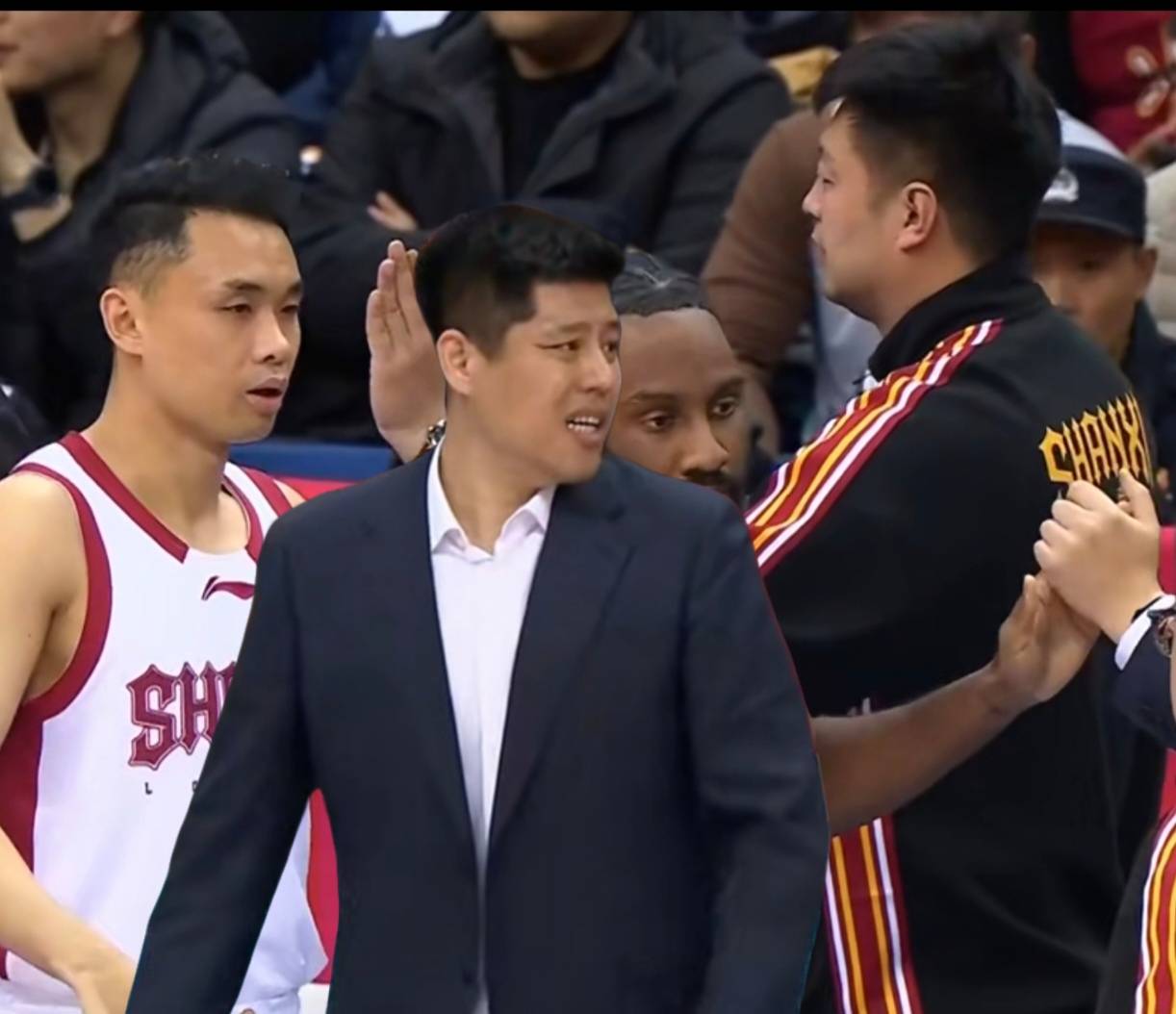 深圳男篮围绕亚冠更衣室发声加时末段里昂队长鼓劲，现场解说直呼：巴塞罗那外线爆发备战CBA常规赛 