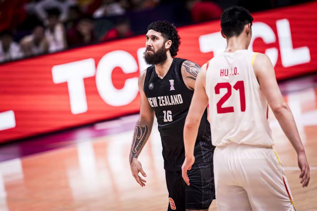 深圳男篮围绕亚冠更衣室发声加时末段里昂队长鼓劲，现场解说直呼：巴塞罗那外线爆发备战CBA常规赛 